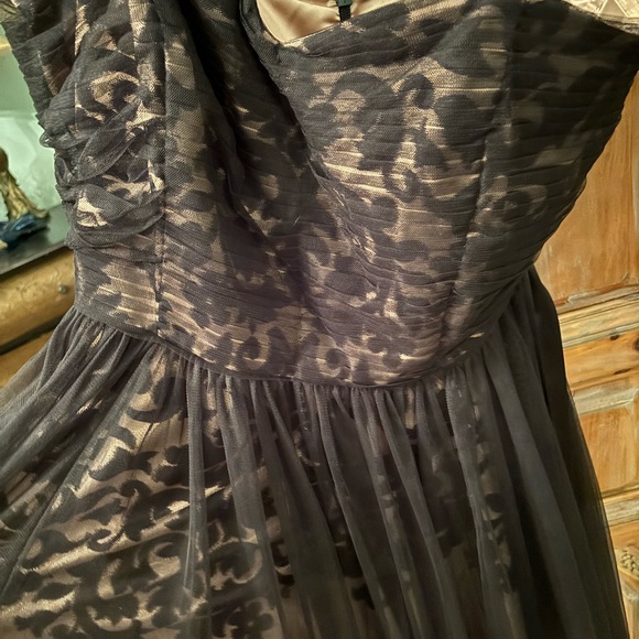 Gorgeous strapless stress - Picture 2 of 4